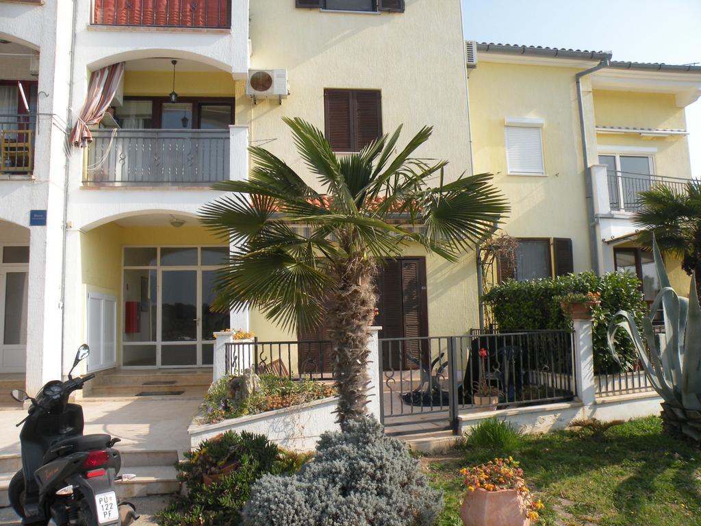 Sunset Apartment with a private yard at Medulin Riviera Ruang foto